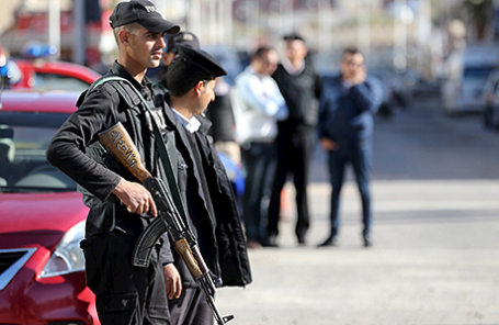 Сотрудники службы безопасности в Хургаде, Египет, 9 января 2016.