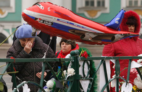 Цветы на Дворцовой площади в память о жертвах авиакатастрофы самолета Airbus A321. 