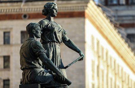 Скульптурная композиция у входа в главное здание Московского государственного университета имени М.В. Ломоносова.