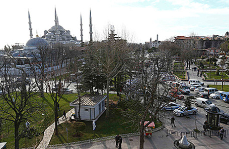 Полиция у Голубой мечети в Стамбуле, где прогремел взрыв. Турция, 12 января 2016.