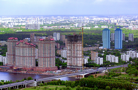 Вид на новые дома возле метро Щукинская (жилой комплекс «Алые паруса»).