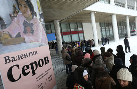 Посетители в очереди на выставку «Валентин Серов».