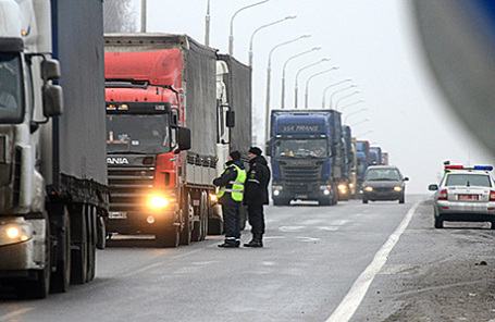 Досмотр транспортных средств на белорусско-российской границе.