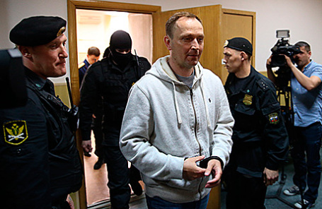 Денис Сугробов (в центре).