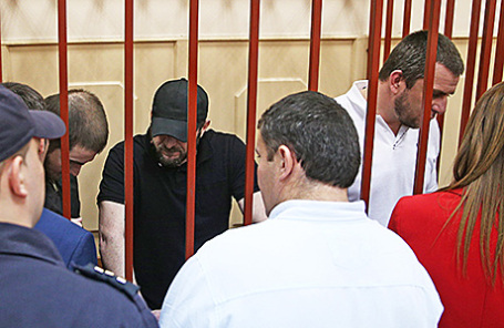 Фигуранты дела об убийстве политика Бориса Немцова Шадид Губашев, Хамзат Бахаев и Темирлан Эскерханов (слева направо на втором плане).