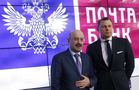 Председатель правления ВТБ24 Михаил Задорнов и генеральный директор «Почты России» Дмитрий Страшнов (слева направо) во время пресс-конференции, посвященной созданию «Почта Банка».