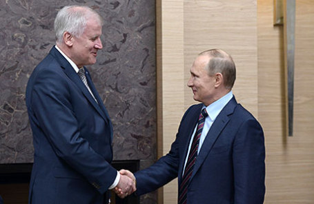 Премьер-министр Баварии Хорст Зеехофер и президент России Владимир Путин (слева направо) во время встречи в резиденции Ново-Огарево.
