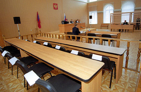 Места для 12 присяжных заседателей в зале суда.