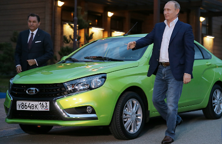 Президент «АвтоВАЗ» Бу Андерссон и Владимир Путин у автомобиля Lada Vesta.