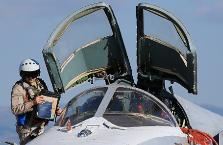 Пилот российского фронтового бомбардировщика Су-24М на аэродроме «Хмеймим» перед вылетом на боевое задание.