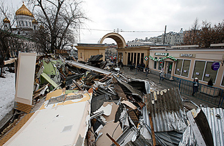 Снос торговых павильонов около станции метро Кропоткинская в Москве.