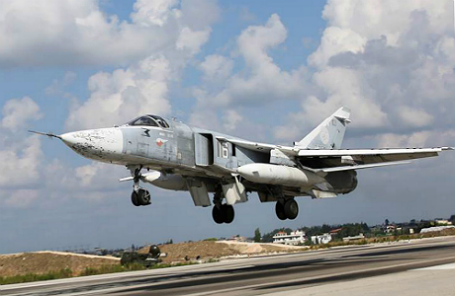 Российский фронтовой бомбардировщик Су-24М взлетает с аэродрома «Хмеймим».