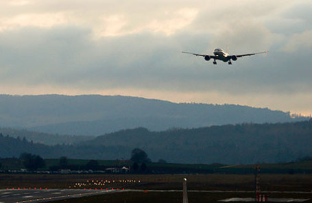 Самолет Boeing 777 в воздухе.