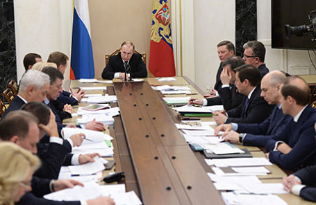 Президент РФ Владимир Путин (в центре) во время совещания с членами правительства РФ.
