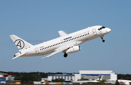 Российский авиалайнер Superjet-100.