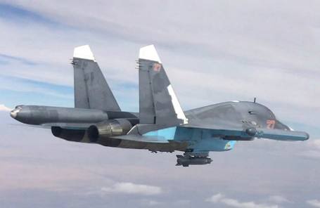 Российский многофункциональный истребитель-бомбардировщик Су-34 во время нанесения авиационного удара.
