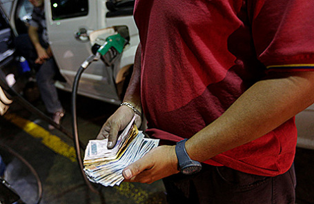 На заправке в Каракасе, Венесуэла.