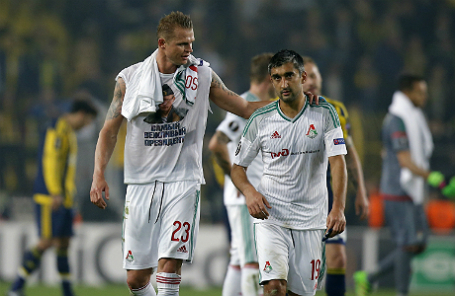 Игроки «Локомотива» Дмитрий Тарасов и Александр Самедов (слева направо) после первого матча 1/16 финала Лиги Европы УЕФА против «Фенербахче».