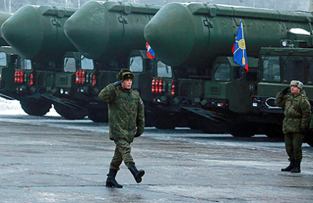 Военные у подвижных грунтовых ракетных комплексов «Ярс» на церемонии отправки в подмосковное Алабино для подготовки к параду Победы на Красной площади, 25 февраля 2016.