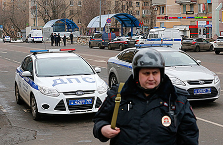 Сотрудник полиции на месте задержания няни, подозреваемой в жестоком убийстве 4-летнего ребенка.