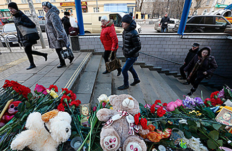Цветы в память об убитом ребенке у входа на станцию метро «Октябрьское поле».