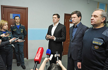 Глава МЧС РФ Владимир Пучков, министр энергетики РФ Александр Новак, председатель совета директоров ПАО «Северсталь» Алексей Мордашов (справа налево) во время общения с журналистами.