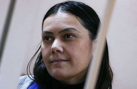 Гюльчехра Бобокулова, подозреваемая в жестоком убийстве ребенка, перед рассмотрением ходатайства об аресте в Пресненском суде.