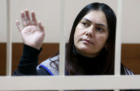 Гюльчехра Бобокулова, подозреваемая в жестоком убийстве ребенка, перед рассмотрением ходатайства об аресте в Пресненском суде.