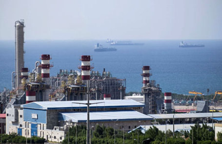 Морской порт Asalouyeh и газовое месторождение к северу от Персидского залива, Иран.