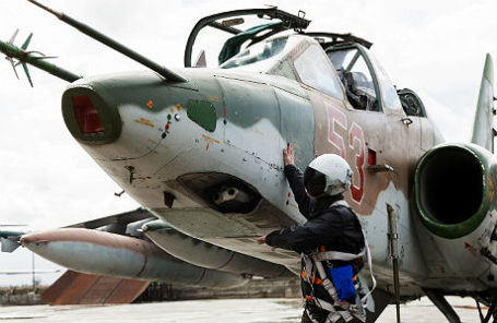 Штурмовик Су-25, входящий в состав авиационной группировки ВКС России, перед вылетом с авиабазы Хмеймим в пункты постоянного базирования на территории России.