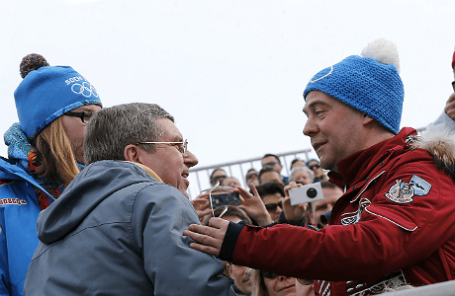 Президент Международного олимпийского комитета(МОК) Томас Бах и премьер-министр РФ Дмитрий Медведев (слева направо) на соревнованиях горнолыжников в Красной поляне.