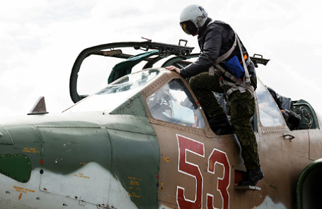 Штурмовик Су-25, входящий в состав авиационной группировки Воздушно-космических сил России, перед вылетом с авиабазы Хмеймим в пункты постоянного базирования на территории России.