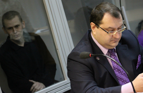 двокат Юрий Грабовский и его подзащитный россиянин Александр Александров (справа налево).