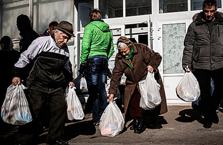 Выдача гуманитарной помощи в Донецке.