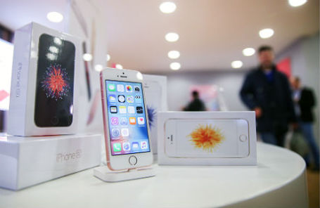 Смартфоны Apple iPhone 5SE в магазине re:Store.