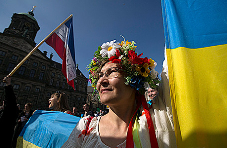 Украинская женщина на демонстрации перед референдумом в Амстердаме, Нидерланды.
