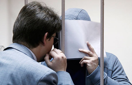 Заместитель министра культуры РФ Григорий Пирумов (справа), подозреваемый в хищении бюджетных средств, выделенных на реставрацию объектов культурного наследия, в Лефортовском суде.
