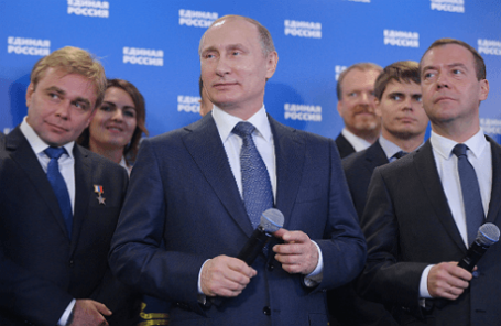 Президент России Владимир Путин (в центре) и премьер-министр России Дмитрий Медведев (справа) во время всероссийской видеоконференции для всех участников предварительного голосования (праймериз) по отбору кандидатов от партии
