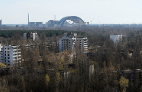 Вид на строительную площадку нового саркофага для четвертого энергоблока Чернобыльской АЭС, на которой произошла авария в ночь с 25 на 26 апреля 1986 года.