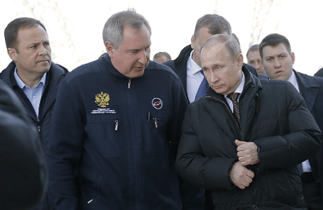Вице-премьер РФ Дмитрий Рогозин, президент России Владимир Путин (слева направо на первом плане) и глава «Роскосмоса» Игорь Комаров (слева на втором плане) на космодроме Восточный после запуска ракеты-носителя «Союз-2.1а» с российскими космическими аппаратами «Ломоносов», «Аист-2Д» и SamSat-218