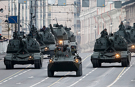 Проезд военной техники перед репетицией парада Победы в Москве.