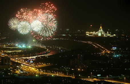 Праздничный салют в Москве.