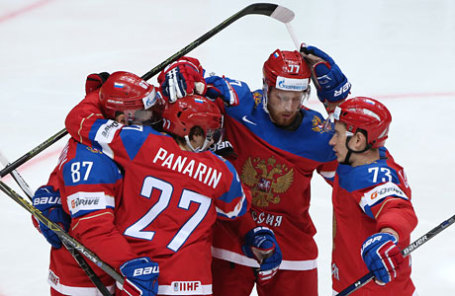 Игроки сборной России Вадим Шипачев, Артемий Панарин, Антон Белов и Максим Чудинов (слева направо).