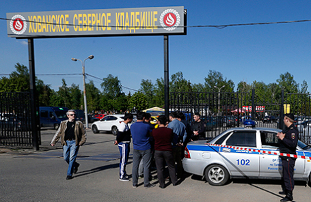 Полиция у входа на Хованское кладбище, где в результате массовой драки со стрельбой погибли люди. 14 мая 2016