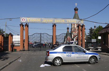 Полиция у входа на Хованское кладбище.
