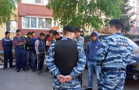 Задержанные после драки на Хованском кладбище в ОВД «Коммунарский».