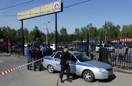 Полиция у входа на Хованское кладбище.