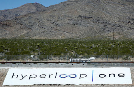 Испытания сверхскоростного вакуумного поезда Hyperloop в пустыне Невада. 11 мая 2016 года.