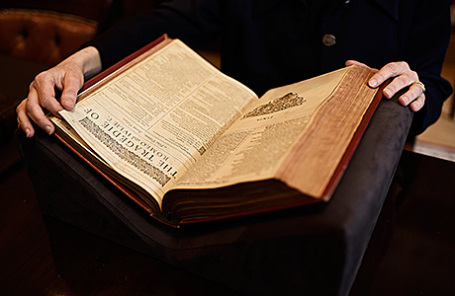 Один из лотов, сборник пьес Шекспира First Folio, выставленный на торги на аукционе Christie's.