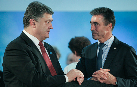 Президент Украины Петр Порошенко и бывший генеральный секретарь НАТО Андерс Фог Расмуссен (слева направо).